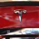 Imagen para el artículo titulado "Hackean" la velocidad de un Tesla poniendo cinta aislante en una señal de tráfico